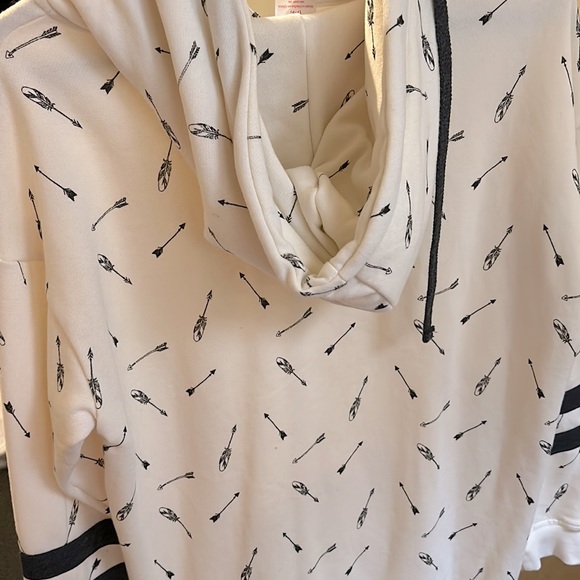 Boundaries, medium sized pull over with Hoodie. - Picture 4 of 4